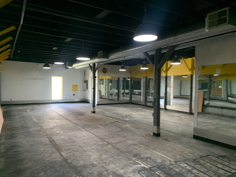 More Photos Of 2003-2011 Main St, Santa Monica Freestanding For Sale