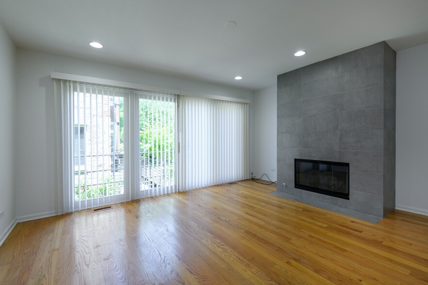 More Photos Of 1500 W Altgeld St, Chicago Apartments For Sale