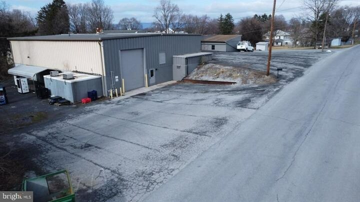 More Photos Of 122 Beech St, Carlisle Light Distribution For Lease