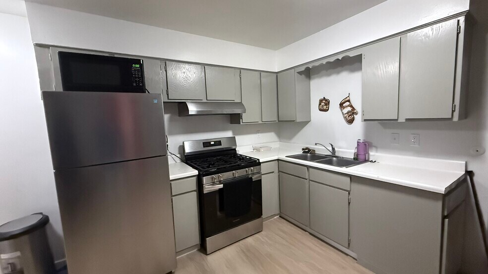 More Photos Of 1940-1990 Wisconsin SW, Huron Apartments For Sale