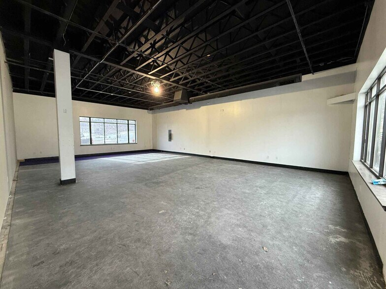 More Photos Of 521 Westbury Dr, Iowa City General Retail For Lease