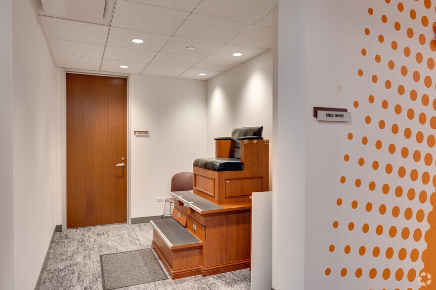 More Photos Of 2015 Spring Rd, Oak Brook Office For Lease