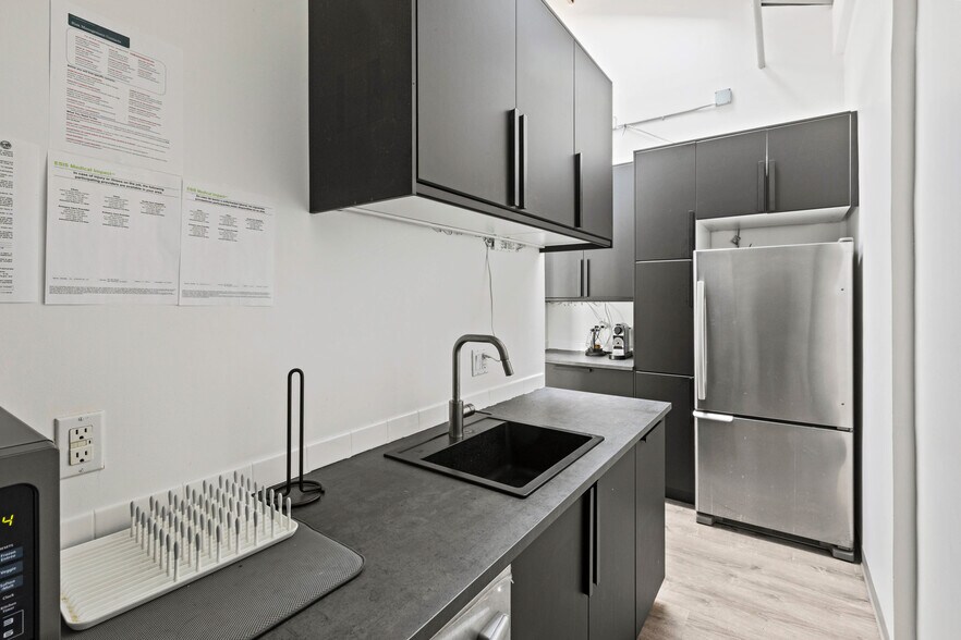 More Photos Of 301-335 8th St, San Francisco Showroom For Lease