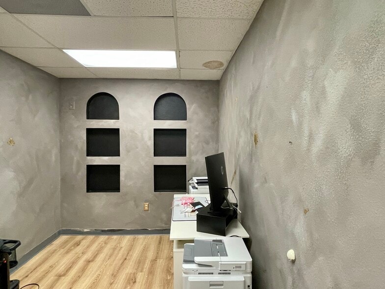 More Photos Of 2119 W Brandon Blvd, Brandon Storefront Retail Office For Lease