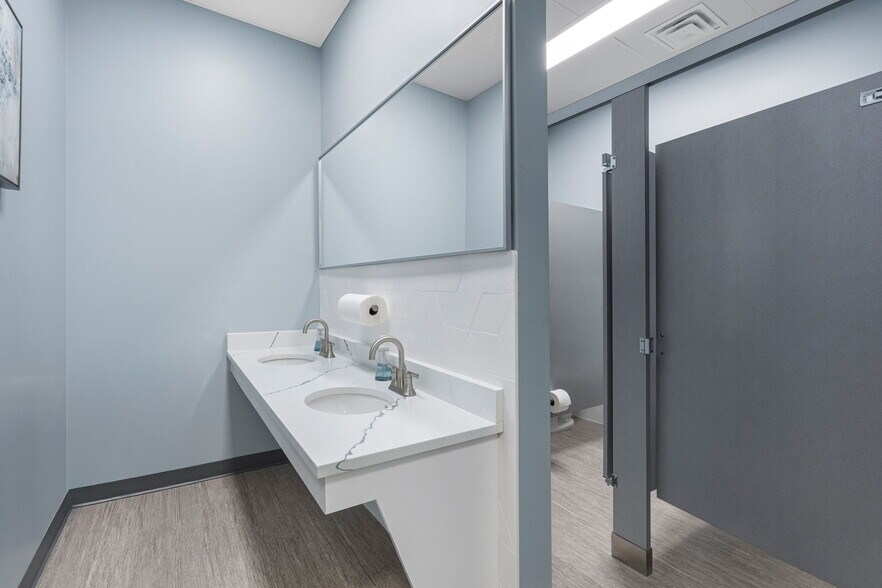More Photos Of 18401 US Highway 19 N, Clearwater Office For Sale