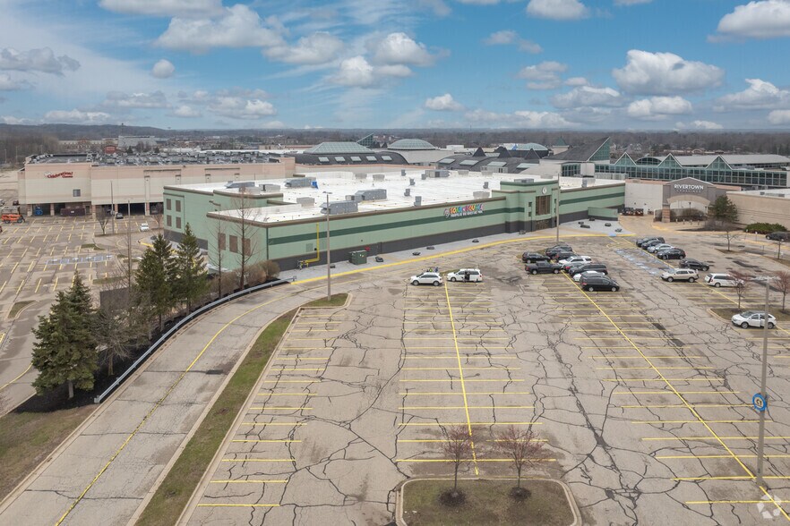 More Photos Of 3668 Rivertown Pky SW, Grandville Department Store For Lease