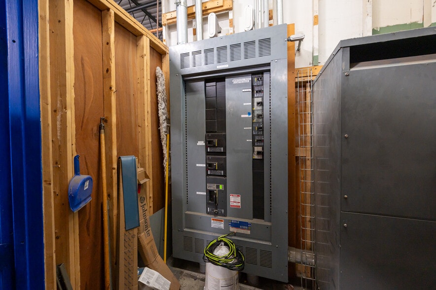 More Photos Of 116 Parker St, Newburyport Manufacturing For Sale