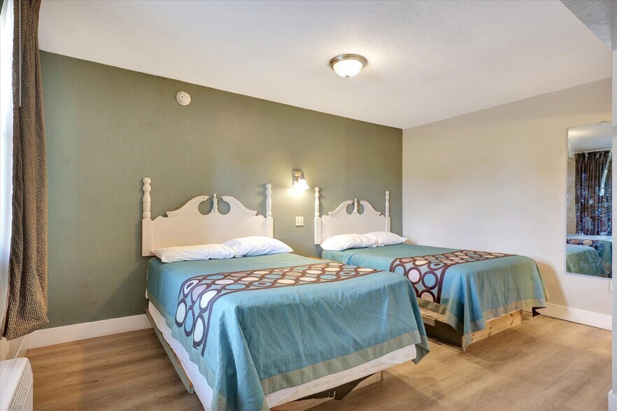More Photos Of 1295 IL-16, Shelbyville Hotel For Sale