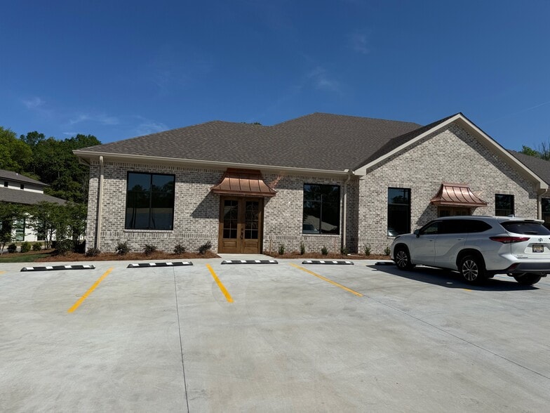 More Photos Of 2500 Interstate Dr, Opelika Medical For Lease