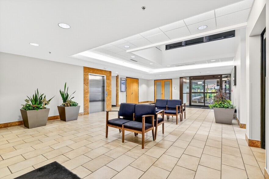 More Photos Of 8888 Ladue Rd, Ladue Medical For Lease