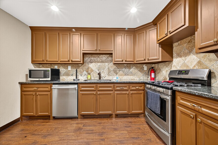 More Photos Of 214 N Loop 336 E, Conroe Office For Sale