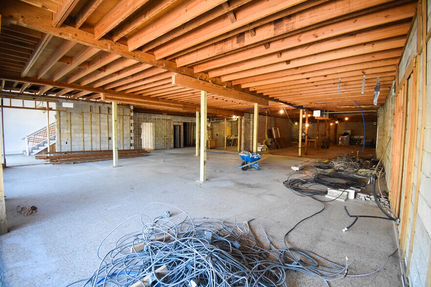 More Photos Of 3110 N Davis Hwy, Pensacola Showroom For Lease