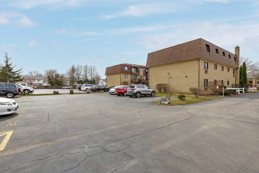 More Photos Of 106 Olesen Dr, Naperville Apartments For Sale