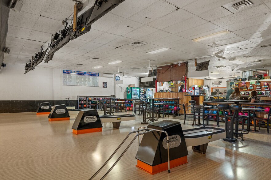 More Photos Of 412 Main St SW, Ronan Sports And Entertainment For Sale
