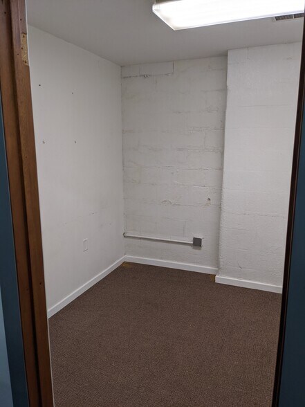 More Photos Of 250 S Kinzie Ave, Bradley Flex For Sale