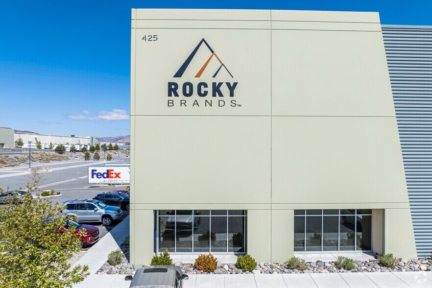 More Photos Of 425 E Sydney Dr, Mccarran Distribution For Lease