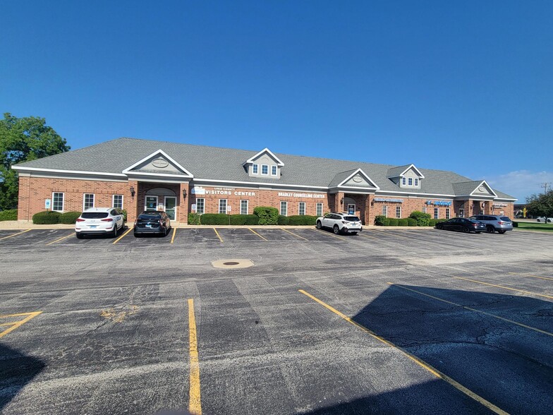 Primary Photo Of 5465 Grand Ave, Gurnee Office For Lease