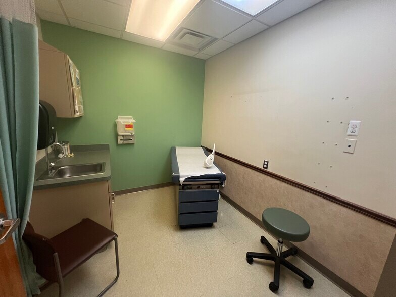 More Photos Of 60 E Warren Ave, Detroit Medical For Lease