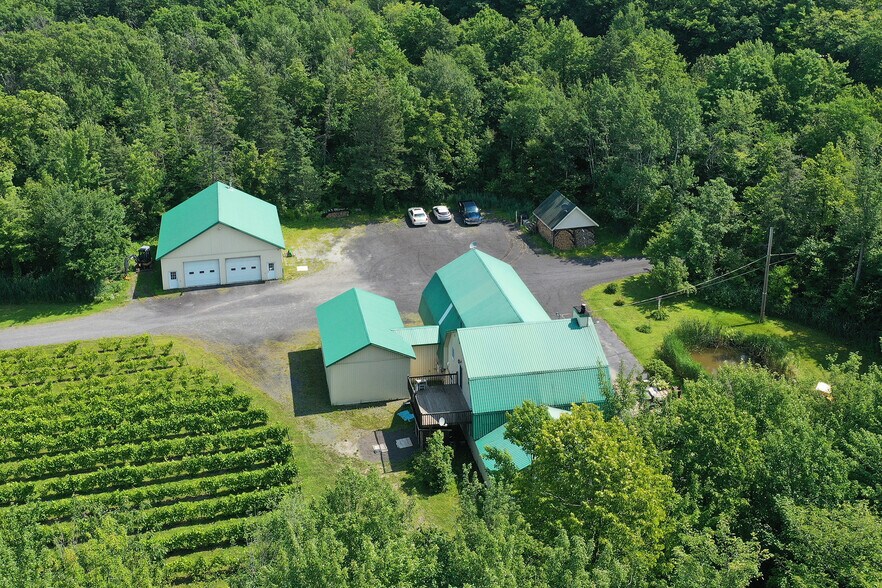 More Photos Of 4310 Chem. du Cordon, Varennes Winery Vineyard For Sale