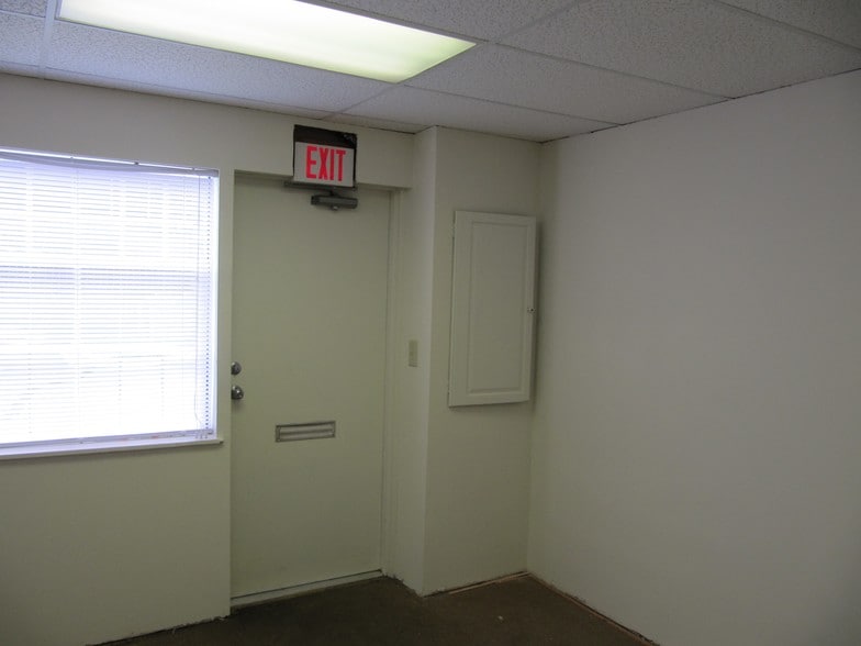 More Photos Of 4544 Beech Rd, Temple Hills Warehouse For Lease