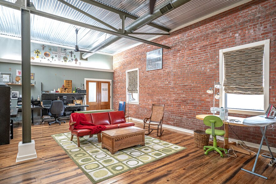More Photos Of 1611 Washington St, Alexandria Showroom For Sale