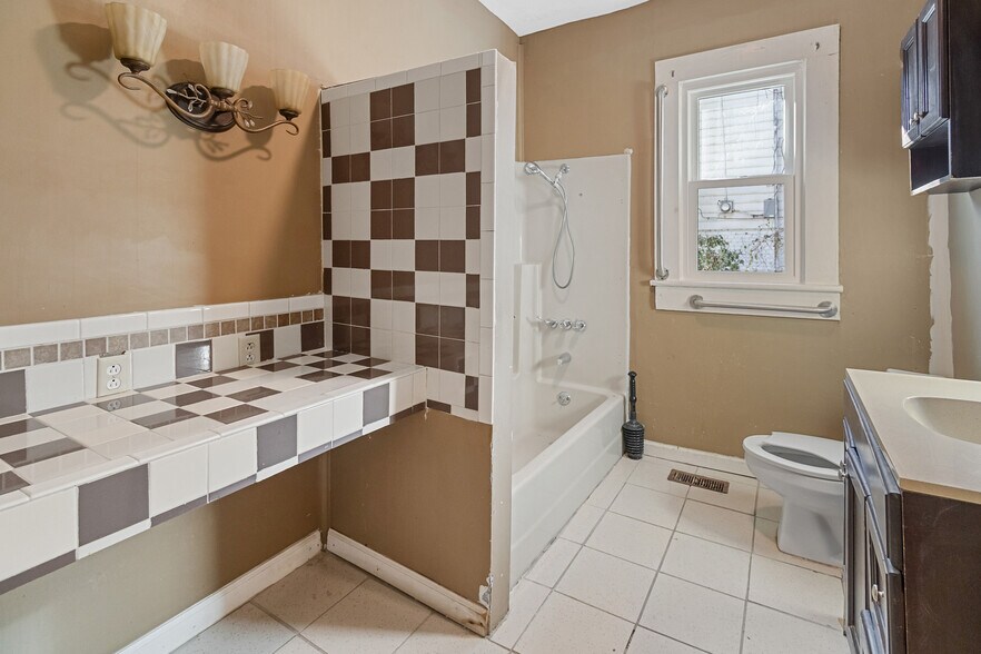 More Photos Of 960 Curry Pl, Macon-Bibb Healthcare For Sale