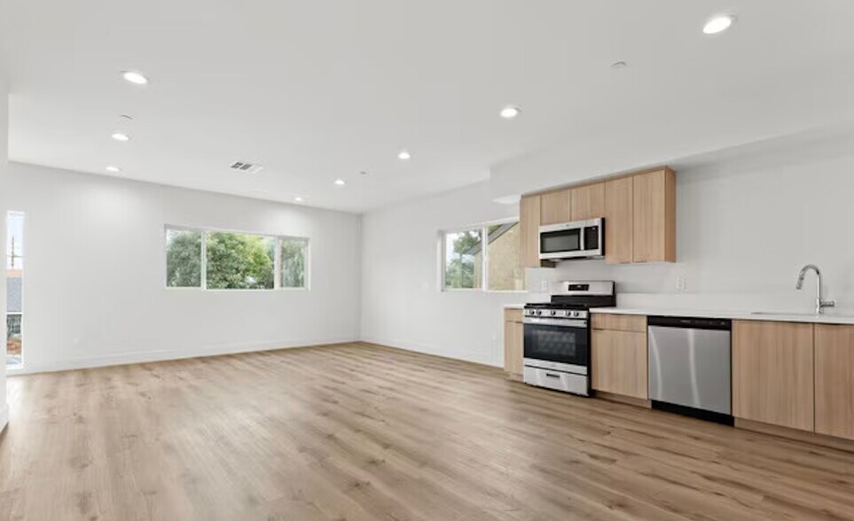 More Photos Of 6937 Simpson Ave, North Hollywood Apartments For Sale