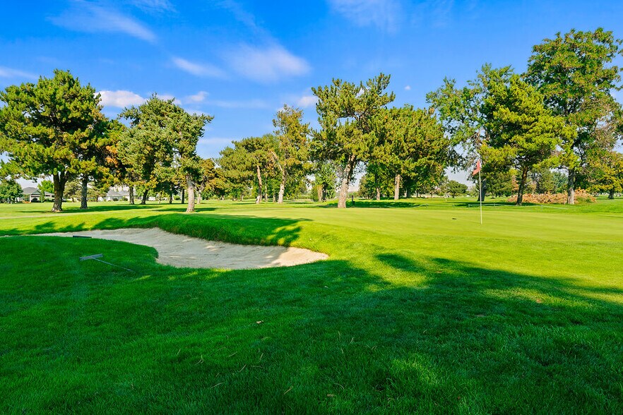 More Photos Of 31 Ray Rd, Sunnyside Sports And Entertainment For Sale