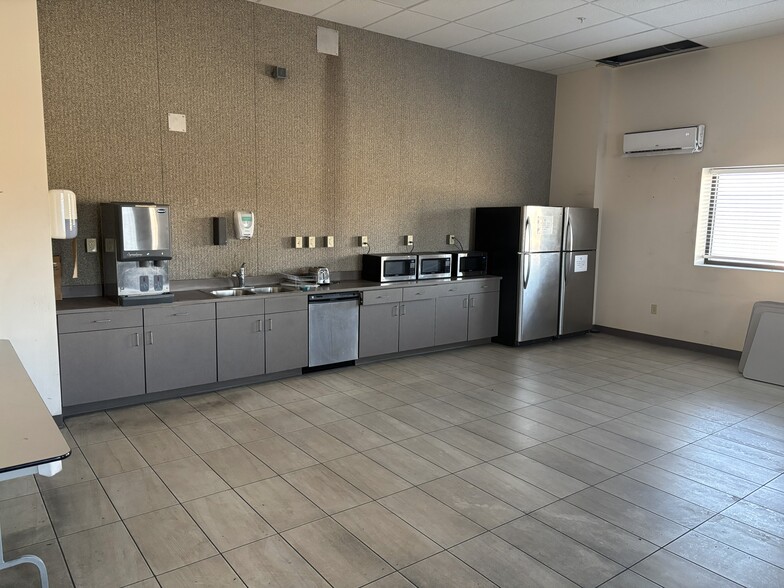 More Photos Of 3400 W O St, Lincoln Manufacturing For Sale