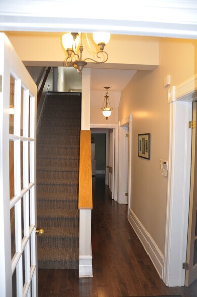 More Photos Of 470 Somerset St W, Ottawa Office For Sale