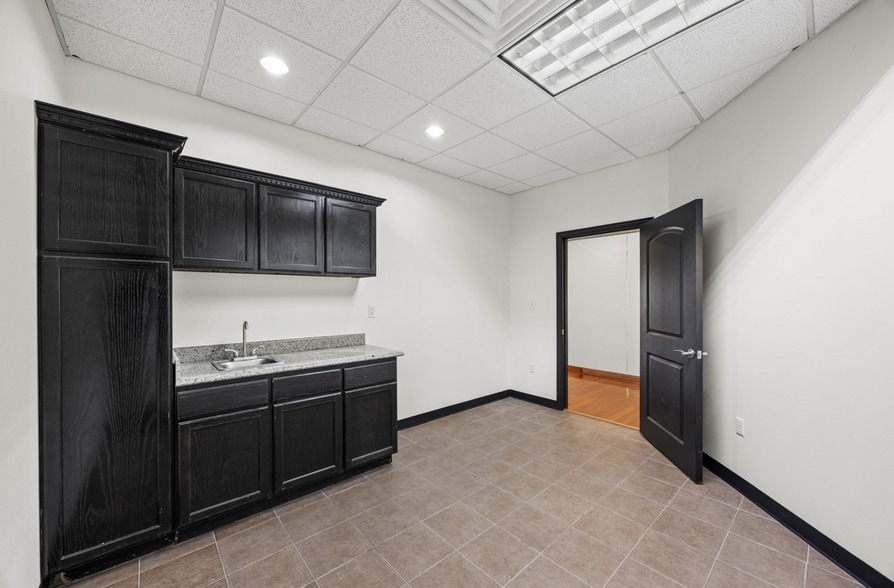 More Photos Of 1878 Royal Ln, Dallas Warehouse For Sale