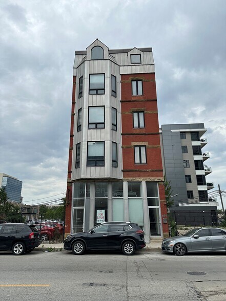 More Photos Of 870 N Orleans St, Chicago Storefront Retail Office For Lease