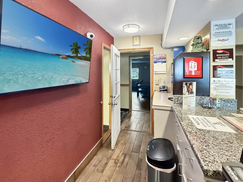 More Photos Of 5020 NE 14th St, Des Moines Hotel For Sale