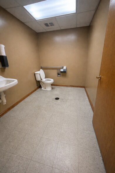 More Photos Of 376 Hope Station Rd, Weston Warehouse For Lease