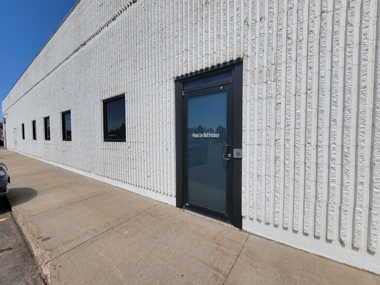 More Photos Of 2101 W 41st St, Sioux Falls General Retail For Lease