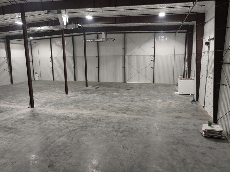 More Photos Of 2300 Raney, Effingham Warehouse For Lease