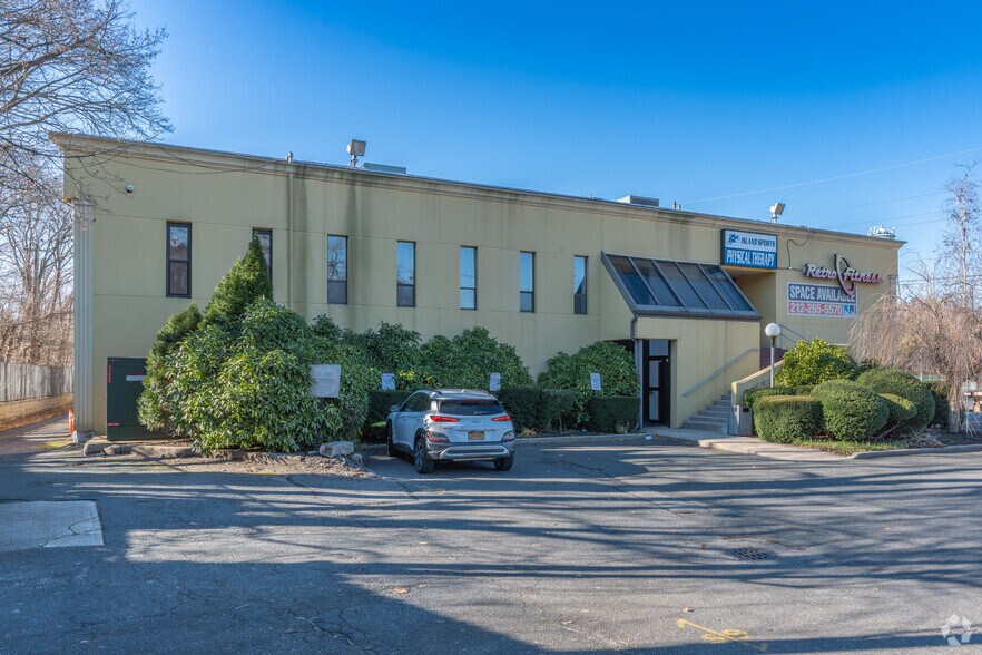 Primary Photo Of 4 Cedar Swamp Rd, Glen Cove Office For Sale