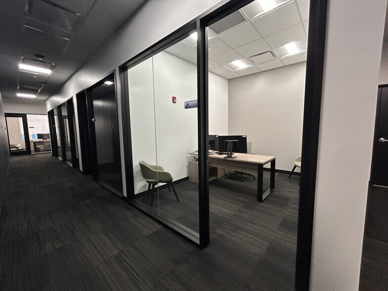 More Photos Of 265 Spring Lake Dr, Itasca Showroom For Lease