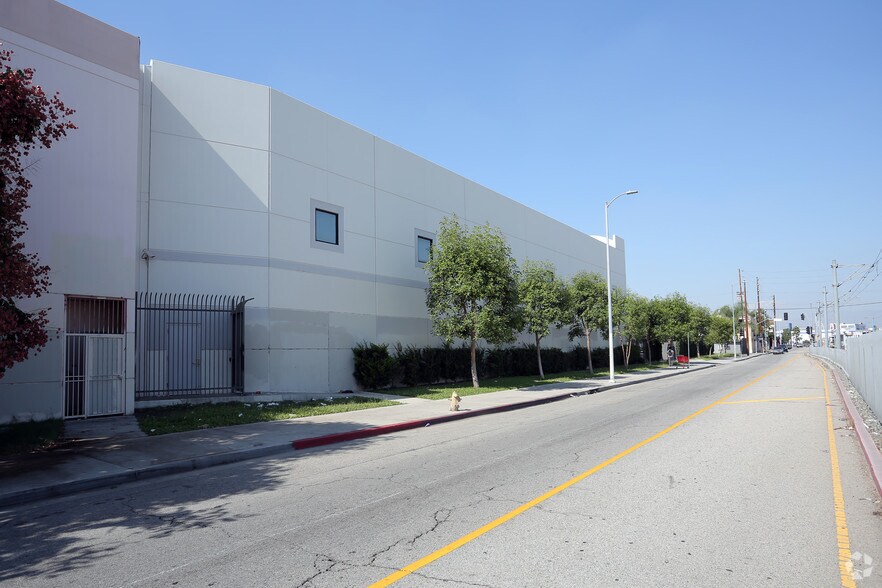 More Photos Of 2025-2027 Long Beach Ave, Los Angeles Warehouse For Lease