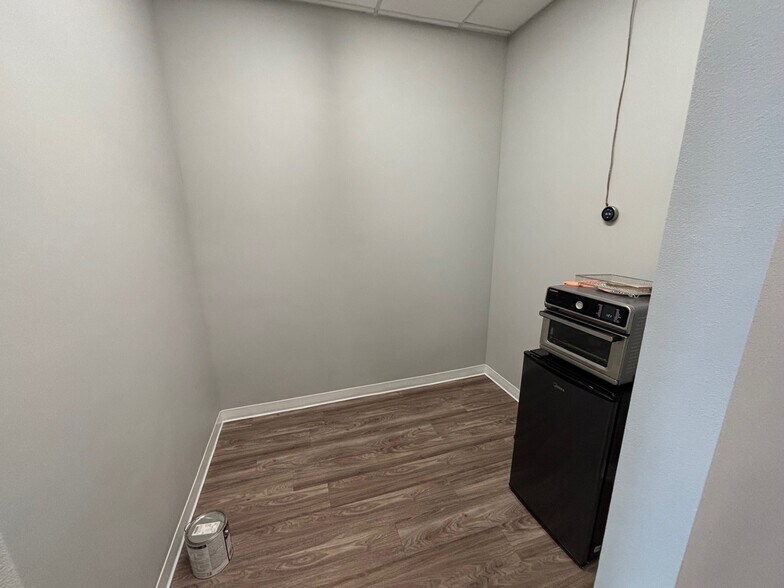 More Photos Of 3085 Meadowlark Ln, Altoona General Retail For Lease