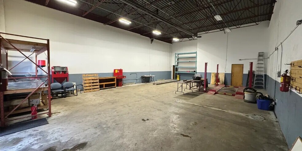 More Photos Of 1516-1520 Columbia St, North Vancouver District Warehouse For Lease