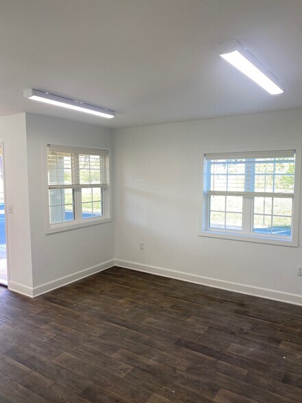 More Photos Of 5811 Market St, Wilmington Self Storage For Lease