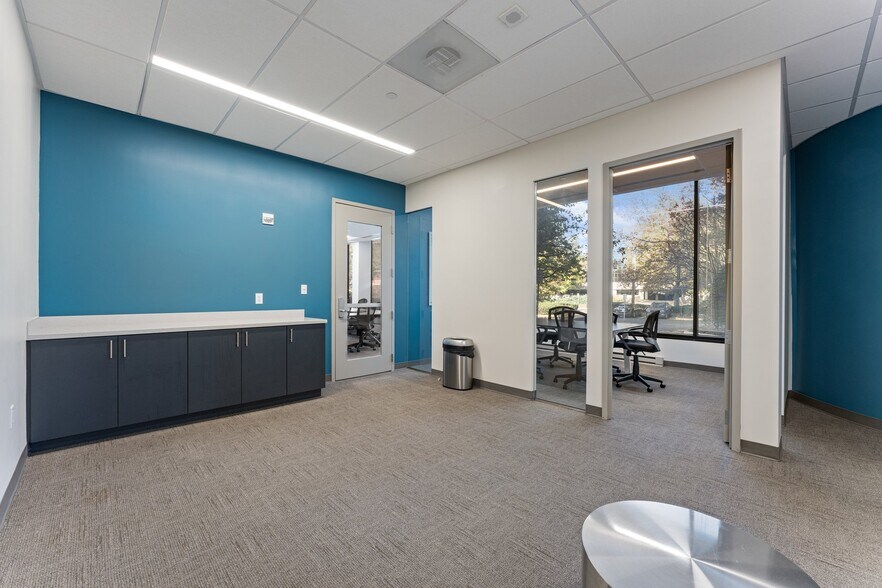 More Photos Of 8229 Boone Blvd, Vienna Unknown For Lease