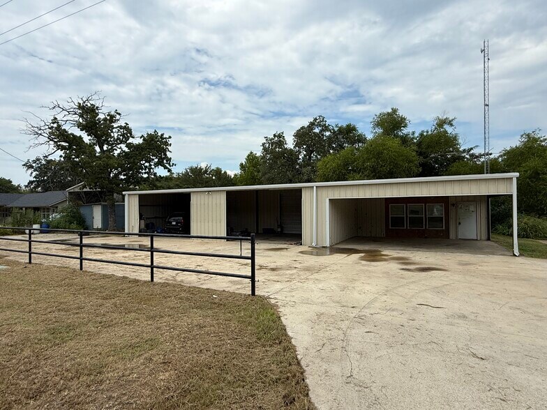 Primary Photo Of 10015 FM 751, Quinlan Flex For Lease