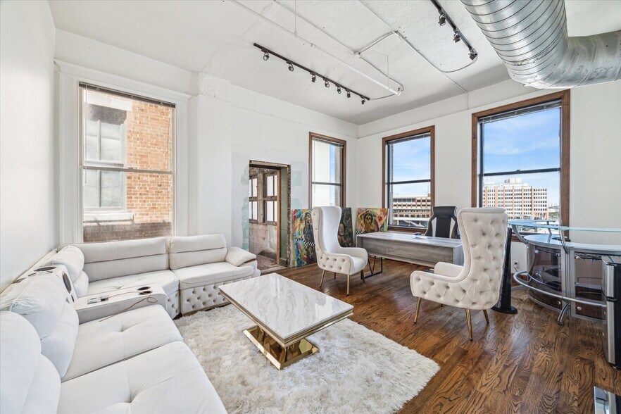 More Photos Of 917 Franklin St, Houston Office For Lease