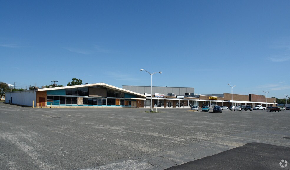 More Photos Of 1047 Broad St, Paulsboro Unknown For Lease