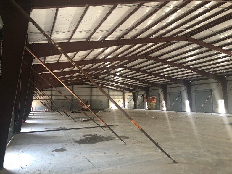 More Photos Of 2301 Higgins Ln, Haltom City Showroom For Lease