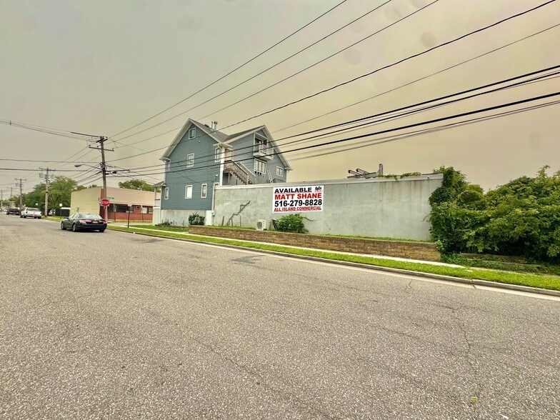 More Photos Of 19 Suffolk St, Freeport Office For Sale