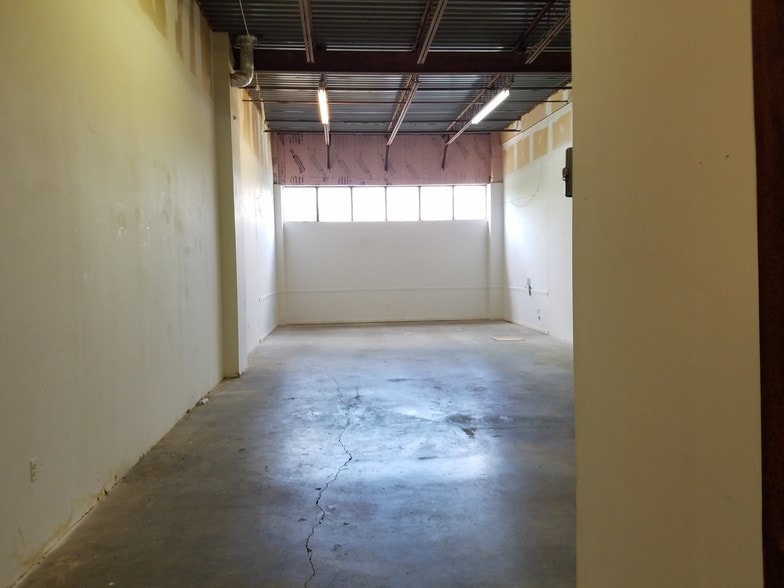 More Photos Of 18775 N Frederick Rd, Gaithersburg Warehouse For Lease
