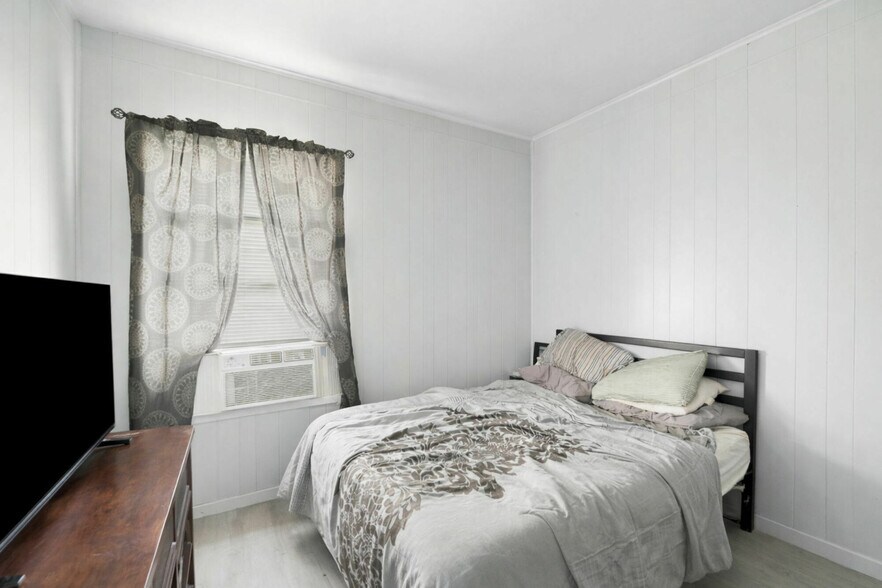 More Photos Of 71 Albert St, Johnson City Apartments For Sale